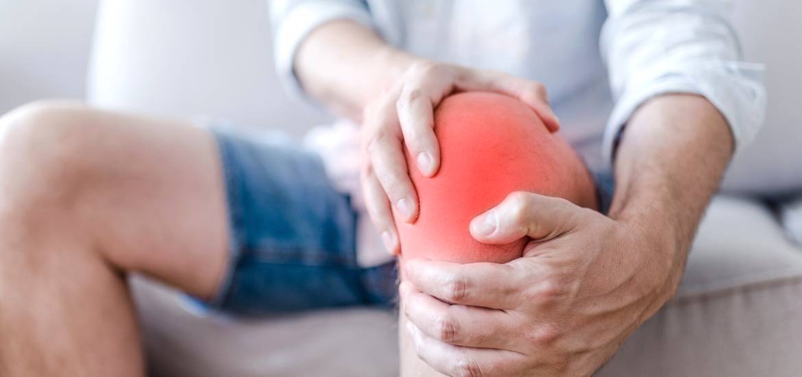 A man experiencing anterior knee pain, also known as patellofemoral pain. This is a condition that our physiotherapists at Prohealth Sports And Spinal can treat.